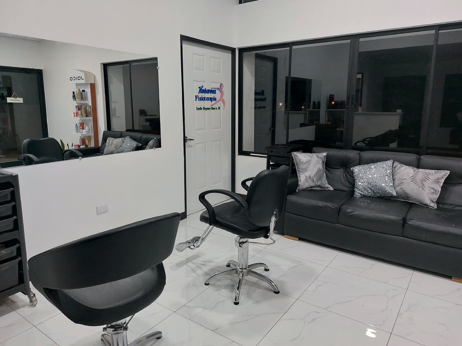 Área de manicura del salón Mirna