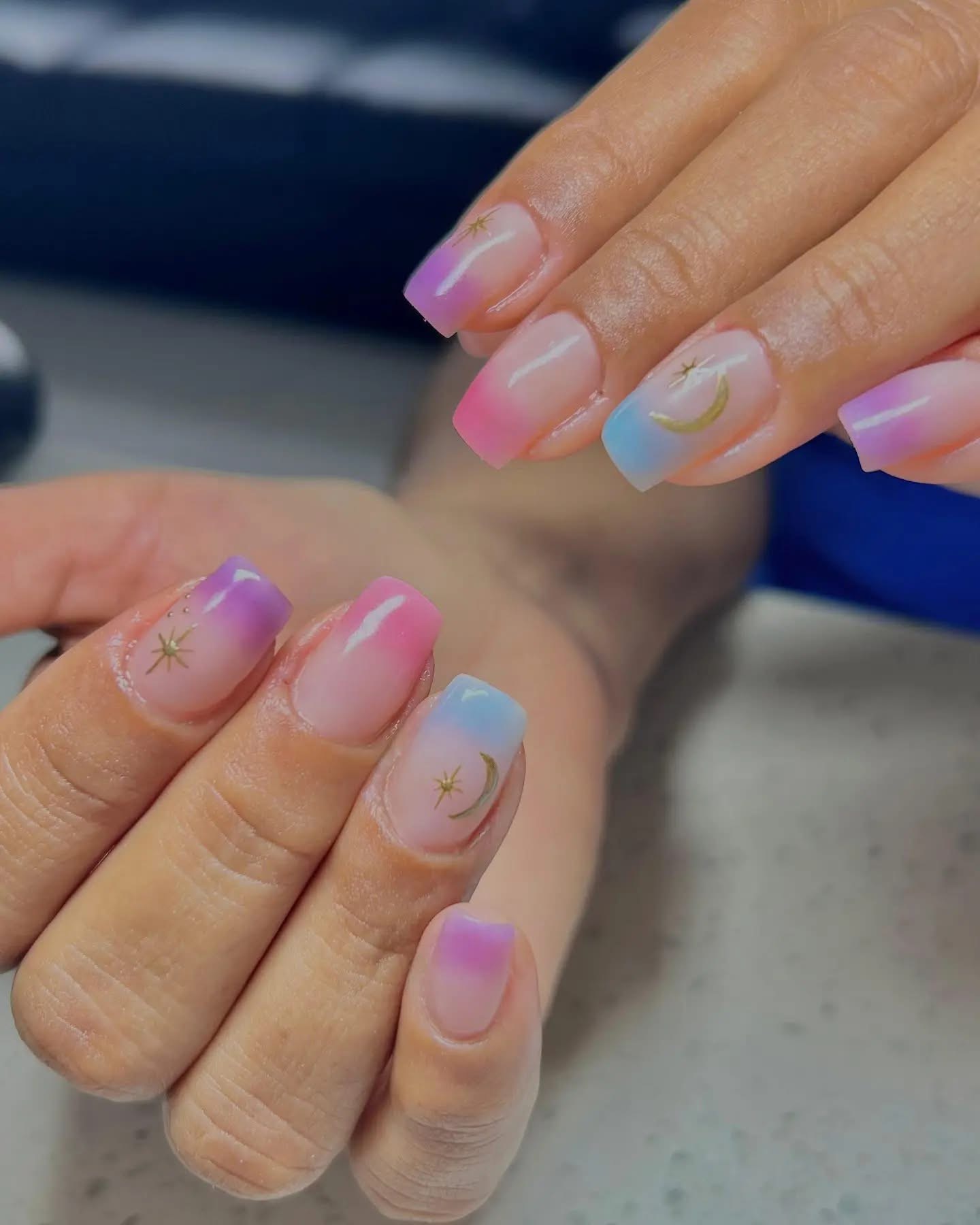 Uñas con degradado pastel y detalles dorados