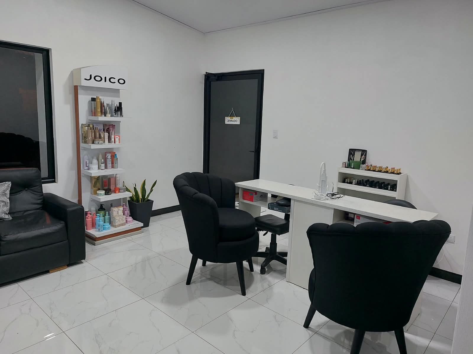 Sala de estilismo y área de espera del salón Mirna